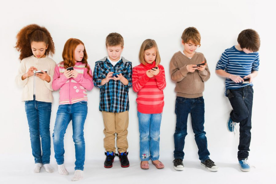 kids on phones 